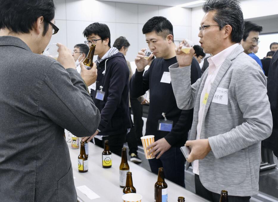 出品されたクラフトビールを吟味する醸造家ら＝23日午後、さいたま市