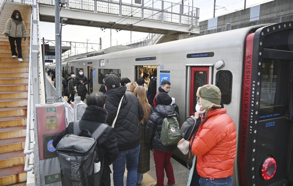 朝の通勤時間帯に混雑する、JR鹿児島線の車両＝2024年1月、熊本市