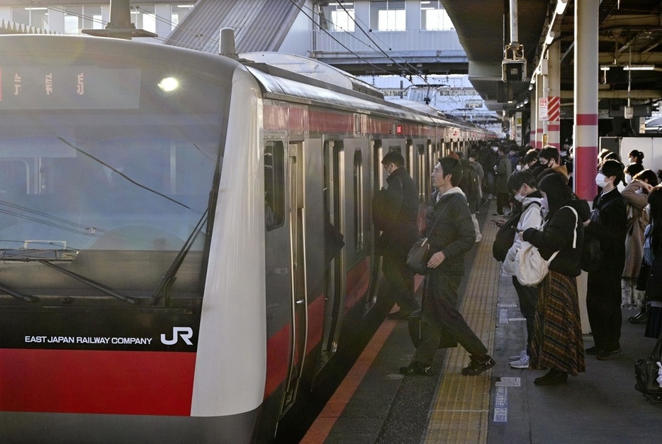 通勤時間帯に混雑するJR京葉線の蘇我駅。快速の減便方針が一部修正された＝2024年1月、千葉市