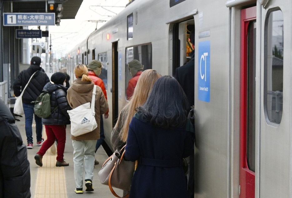 朝の通勤時間帯に混雑する、JR鹿児島線の車両＝2024年1月、熊本市