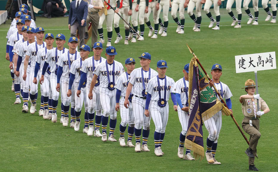 【報徳学園―健大高崎】優勝し、場内を一周する健大高崎の選手たち＝阪神甲子園球場で２０２４年３月３１日、喜屋武真之介撮影