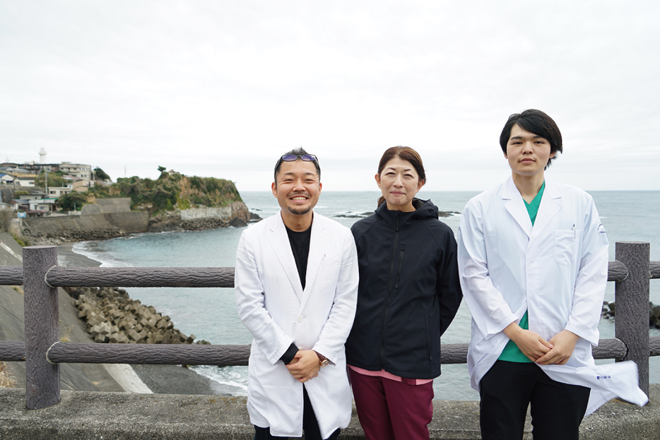左から江角医師、看護助手の亀井亜由子さん、医学生の服部さん