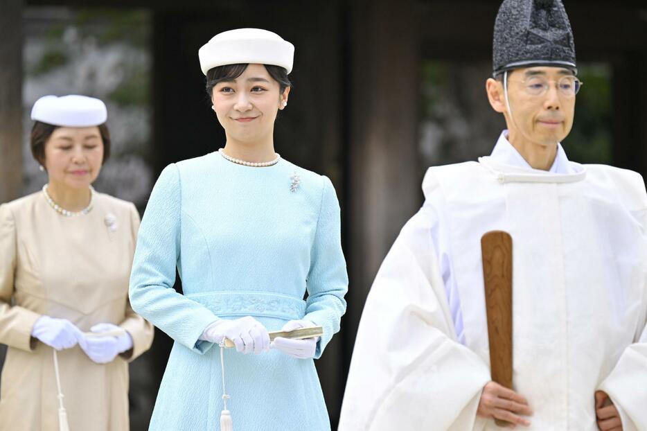 明治神宮を参拝される秋篠宮家の次女佳子さま＝12日午前、東京都渋谷区（代表撮影）