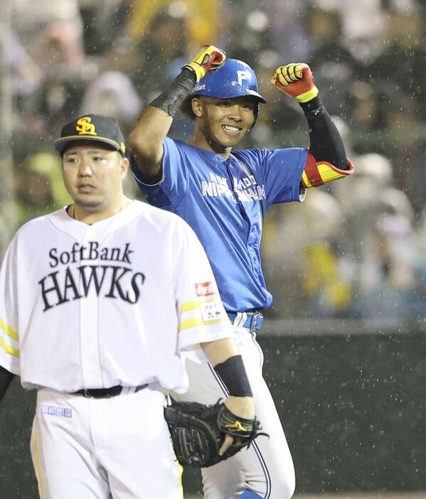 プロ初安打となる同点タイムリーを放った日本ハム・水谷瞬選手(写真：時事)