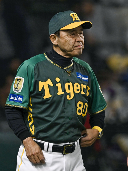 球団単独2位となる通算485勝目を挙げた阪神の岡田監督＝甲子園