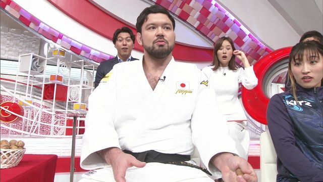 堅い殻に包まれたクルミを割るパリ五輪柔道男子100キロ級のウルフ アロン選手