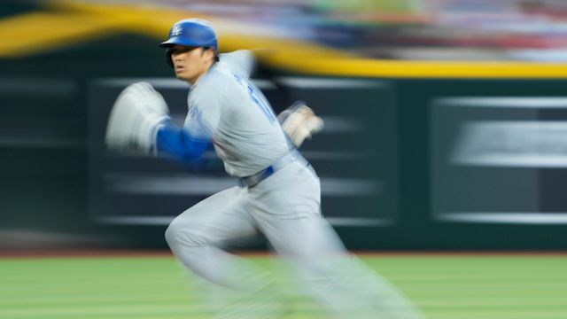 初回に盗塁をしかける大谷翔平選手(写真：アフロ)