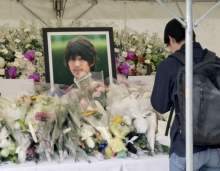 阪神競馬場に設置された藤岡康太さんの遺影と献花台＝13日、兵庫県宝塚市