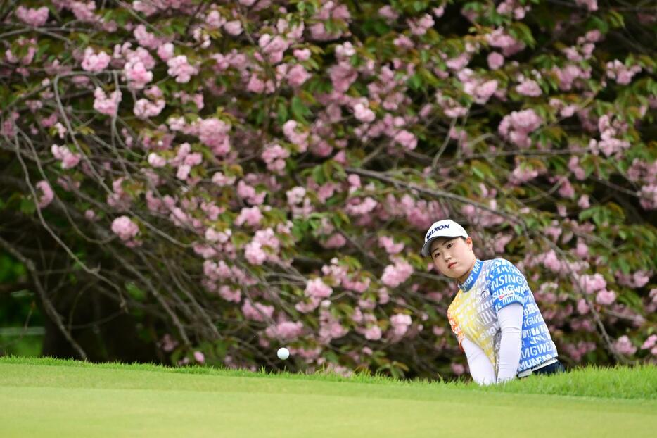 フジサンケイ・レディース最終ラウンド、竹田麗央の10番アプローチショット＝21日、静岡県川奈ホテルGC富士（ゲッティ＝共同）