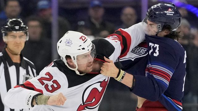 アイスホッケーの試合開始２秒で乱闘になり８人退場(写真：AP/アフロ)