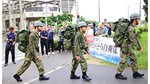 八重山防衛協会などの支援団体が隊員たちを出迎えた＝24日午前8時半ころ、総合運動公園