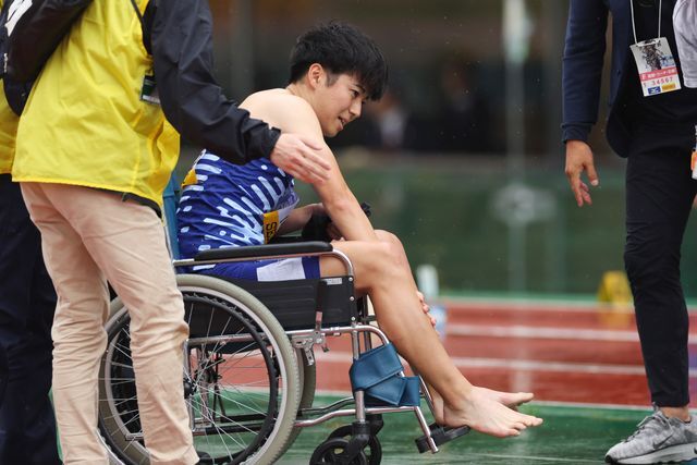 車いすで退場する多田修平選手(写真：YUTAKA/アフロスポーツ)