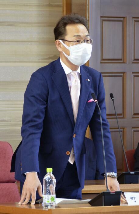 愛知県東郷町の町議会の全員協議会で、辞職願を提出したと説明する井俣憲治町長＝25日午前、東郷町役場