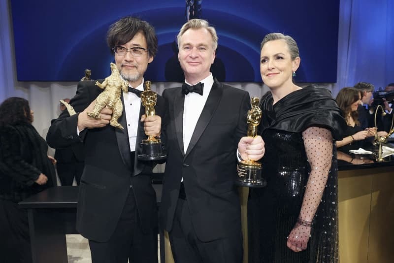 第９６回米アカデミー賞で視覚効果賞を受けた「ゴジラ―１．０」の山崎貴監督（左）と、作品賞などを獲得した「オッペンハイマー」のクリストファー・ノーラン監督（中央）ら＝２０２４年３月１０日、米ハリウッド（ロイター＝共同）