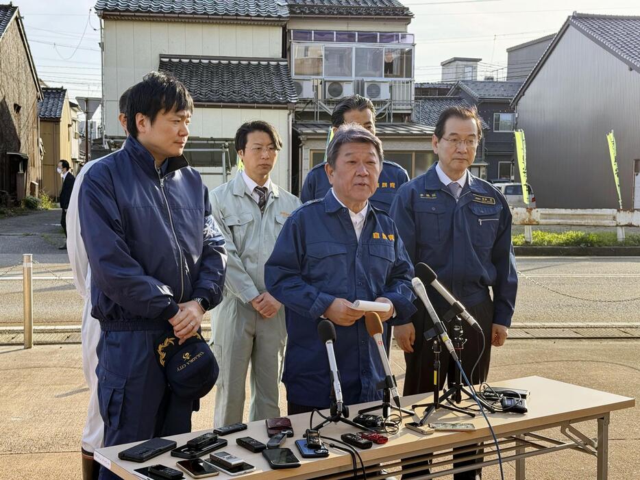 富山県高岡市で記者団の取材に応じる自民党の茂木幹事長＝10日午後