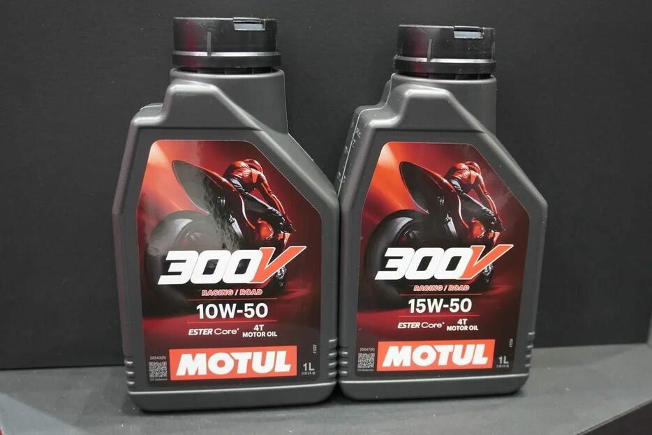 MOTUL 300V FACTORY LINEは4月中旬発売。価格は4400円（税込）。写真はオンロード用だ。従来と比べメインビジュアルに大きな変更はなし。
