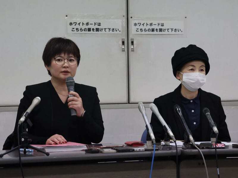 記者会見で話す佐藤倫子弁護士（左）、右は叡敦さん＝３月、大津市