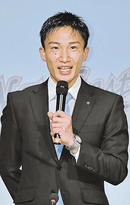 記者会見で日本代表からの引退を表明する桃田