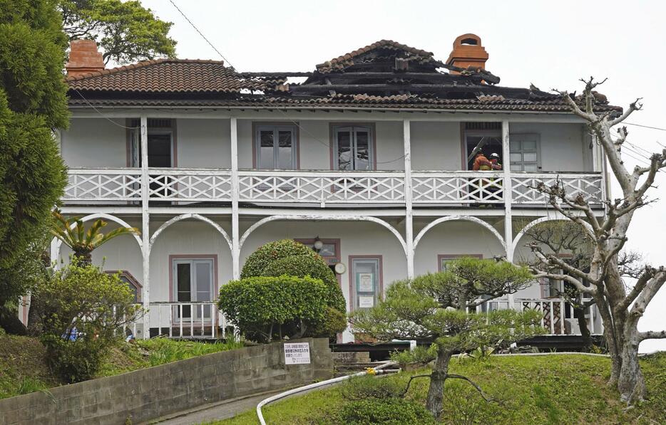 火災があった、国の登録有形文化財「めぐみ幼稚園第二園舎」（旧宣教師住宅）＝2日午後0時52分、山口県下関市