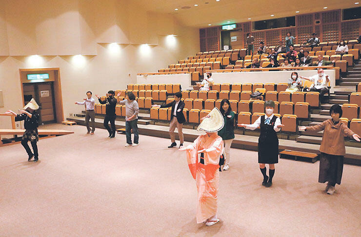 越中八尾観光会館でおわら踊りを体験する参加者