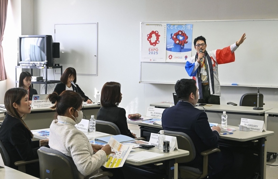 大阪・関西万博について万博協会の担当者（奥）から説明を受けるタイの旅行事業者。2024年3月1日、大阪市