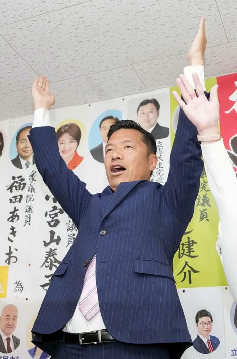 衆院長崎3区補欠選挙で当選を確実にし、万歳する山田勝彦氏＝28日夜、長崎県大村市