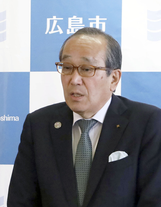 広島市役所で記者会見する松井一実市長＝12日午後