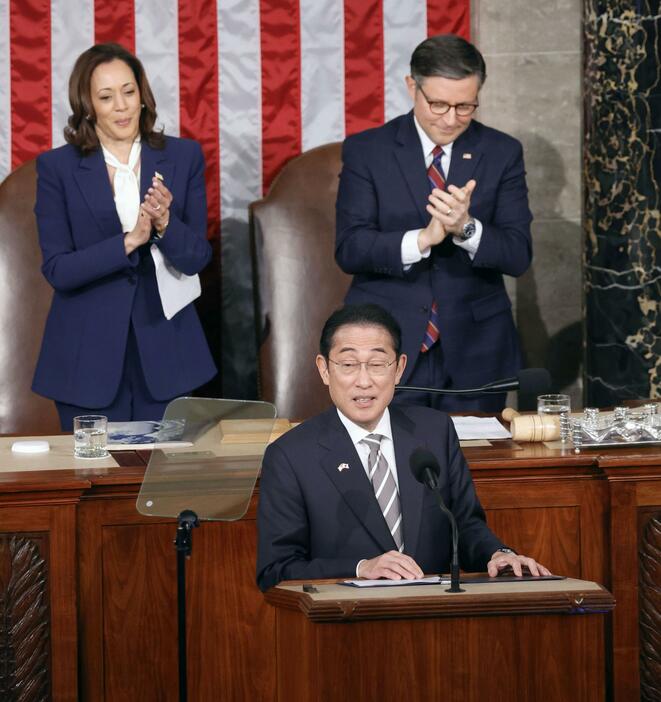 米連邦議会で演説する岸田首相＝11日、ワシントン（共同）