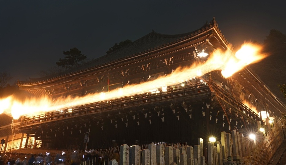 東大寺二月堂の仏教修行「修二会」（お水取り）で、お堂に浮かび上がる籠たいまつの炎＝2024年3月12日、奈良市（多重露光）