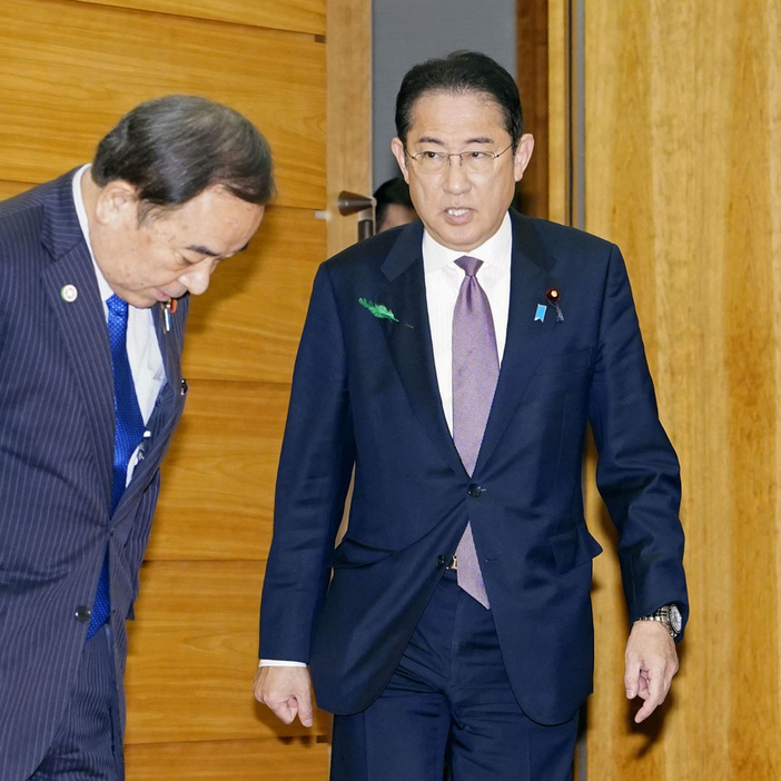 19日、閣議に臨む岸田首相（右）＝首相官邸