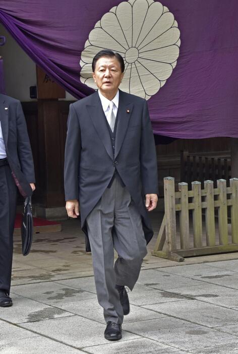 靖国神社への参拝を終えた新藤経済再生相＝21日午前、東京・九段北