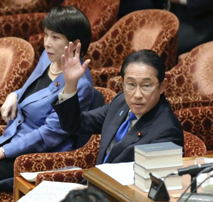 衆院内閣委で答弁のため挙手する岸田首相＝5日午前