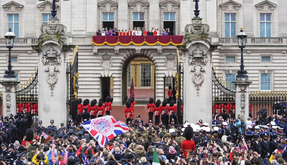 2023年5月、戴冠式を終え、バッキンガム宮殿のバルコニーに姿を見せたチャールズ英国王ら（上）＝ロンドン（AP＝共同）