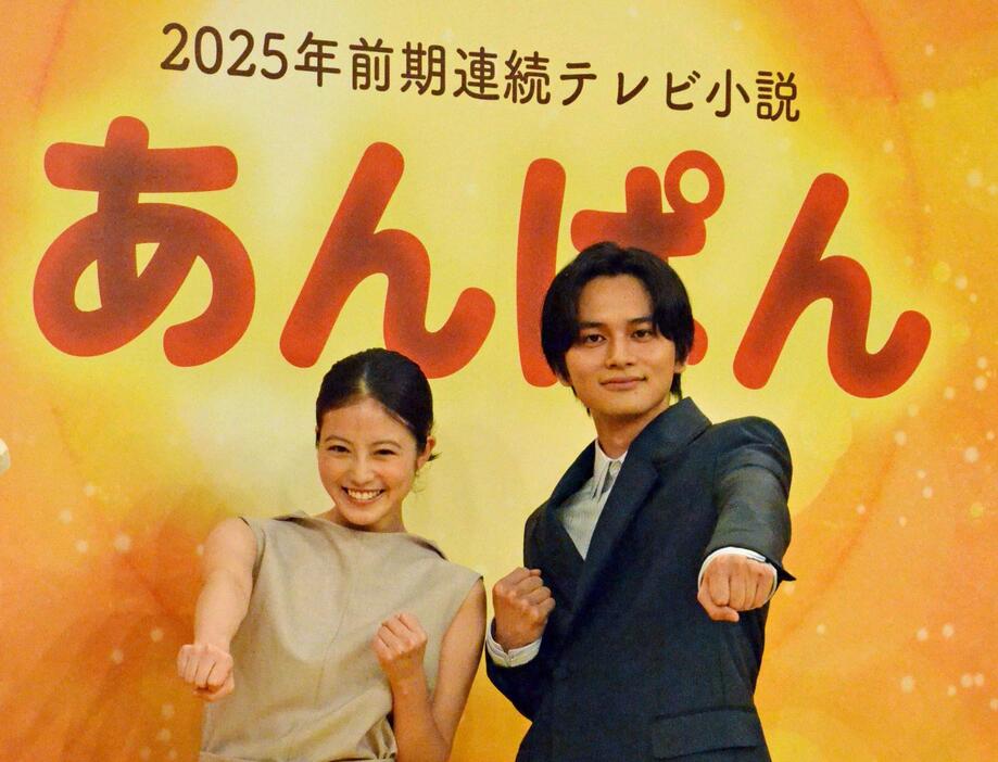 連続テレビ小説「あんぱん」で柳井嵩役を演じる北村匠海さん（右）と、ヒロインで妻役の今田美桜さん＝26日午前、東京・渋谷のNHK放送センター