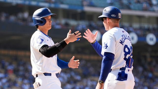 出塁する大谷翔平選手（写真：AP/アフロ）