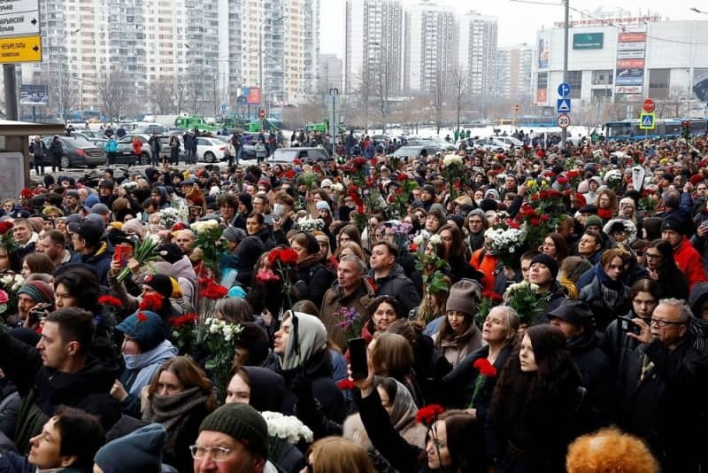 ロシア反政府活動家ナワリヌイ氏が埋葬された墓地に向けて歩く人々＝３月１日、モスクワ（ロイター＝共同）