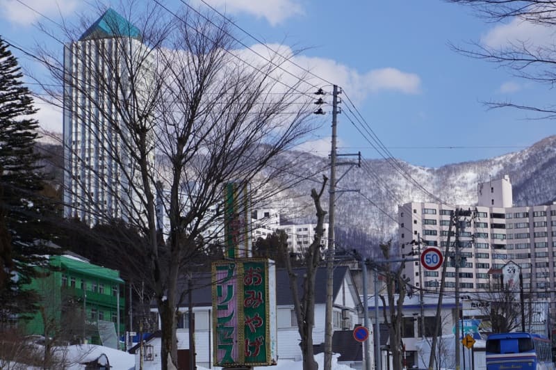 新潟県湯沢町の苗場地区に立ち並ぶリゾートマンション＝３月１４日