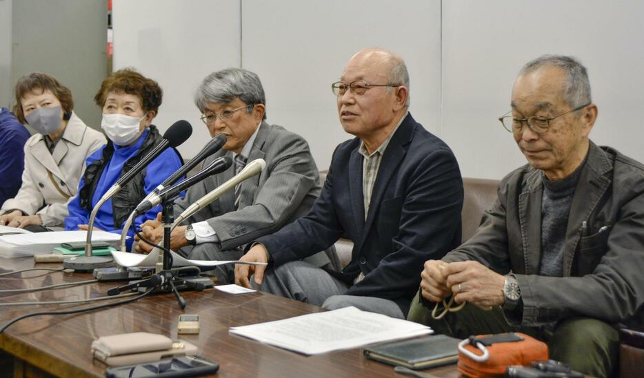 記者会見する「岸田首相を刑事告発する会」の山根岩男さん（右から2人目）ら＝8日午後、広島市