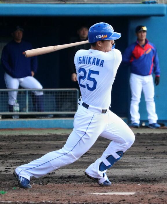 中日・石川昂弥選手(写真:時事)