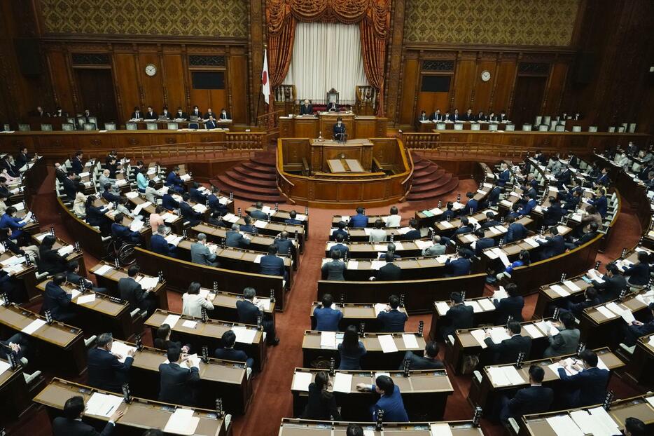 開かれた参院本会議＝17日午前