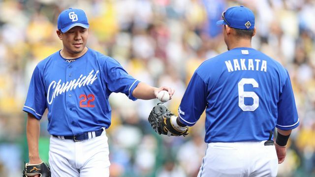 2回途中で降板する中日先発の大野雄大投手(写真：時事)