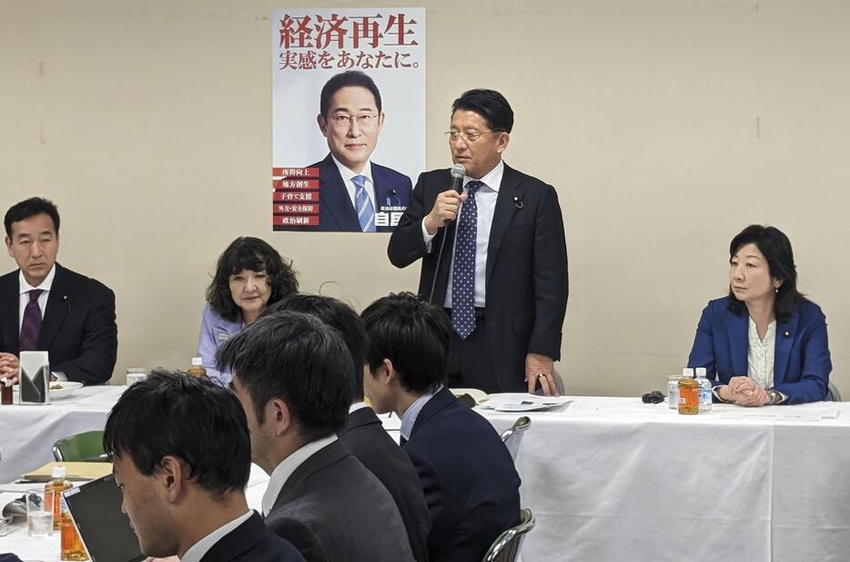 SNSの詐欺広告に関する自民党の会合で発言する平井卓也デジタル社会推進本部長（奥右から2人目）＝19日午後、東京・永田町の党本部