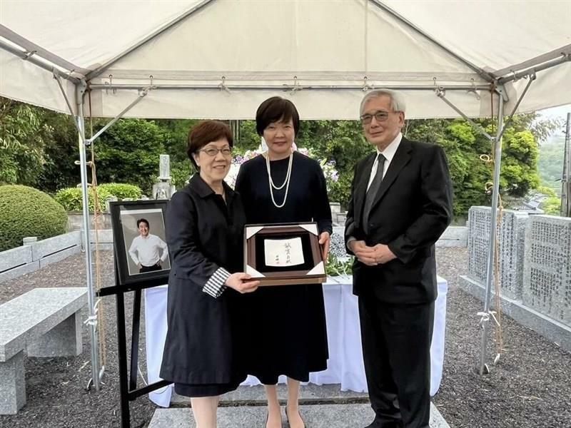 安倍晋三元首相の墓を訪問し、安倍氏の妻の昭恵さんに記念品を贈呈する李登輝元総統の次女、李安妮氏（左）＝李登輝基金会提供