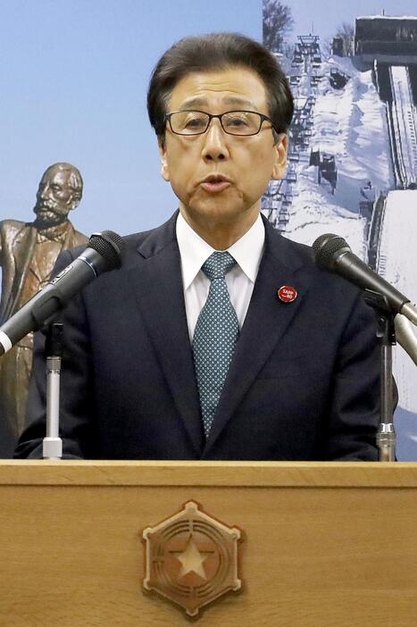 札幌市役所で記者会見する秋元克広市長＝23日午後