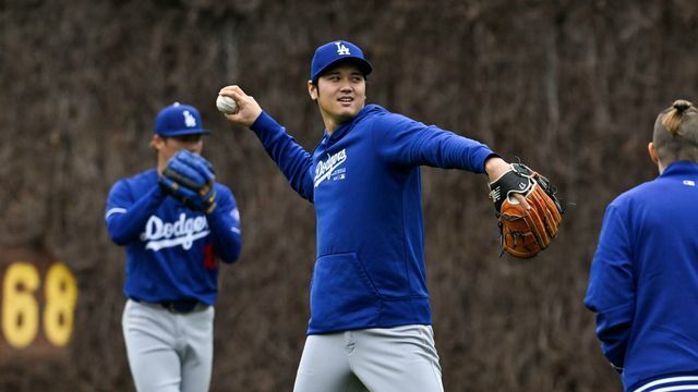 気温5度のシカゴでキャッチボールを行った大谷翔平選手(写真：USA TODAY Sports/ロイター/アフロ)