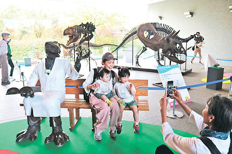 恐竜の化石が展示された会場