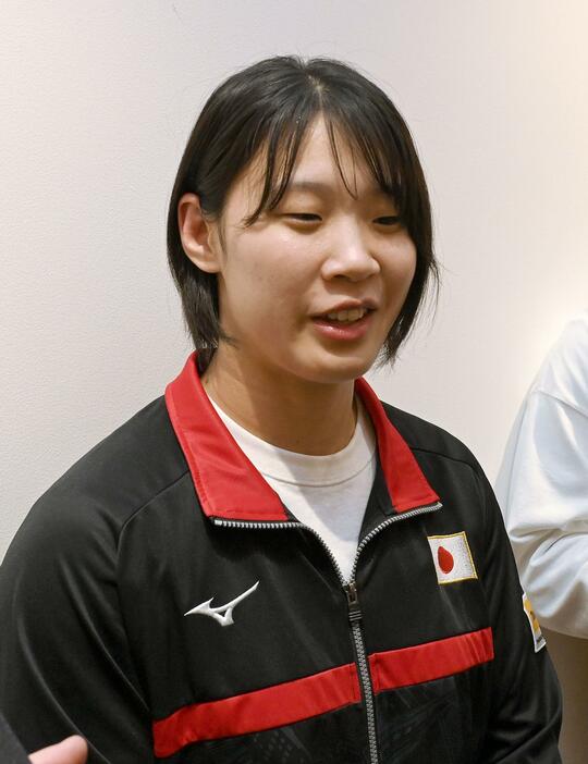 柔道のアジア選手権を終えて帰国し、取材に応じる女子70キロ級の新添左季＝23日、羽田空港