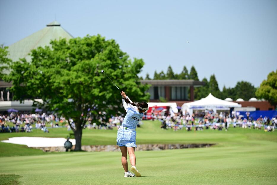 パナソニック・オープン最終ラウンド、9番で第2打を放つ天本ハルカ＝28日、千葉県浜野GC（ゲッティ＝共同）