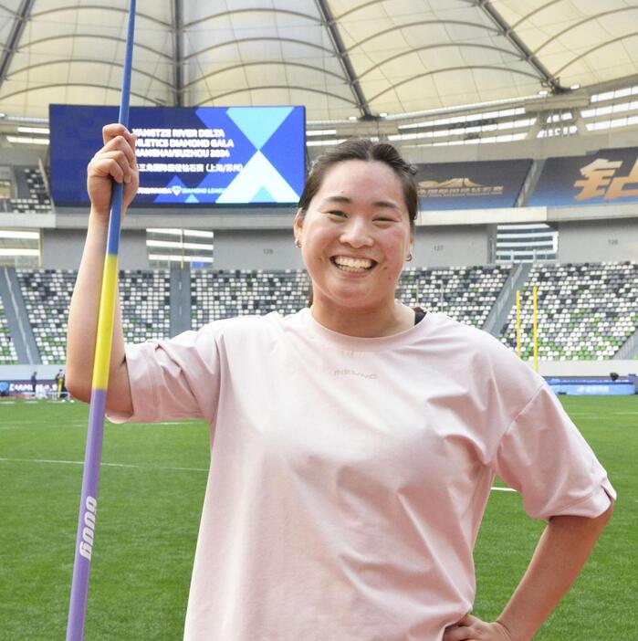 前日練習後に笑顔を見せる陸上女子やり投げの北口榛花＝中国・蘇州（共同）