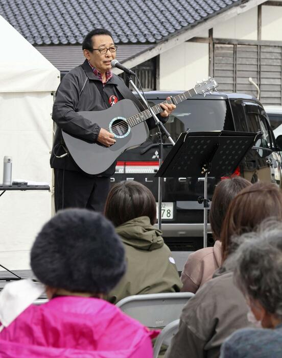 能登半島地震で被災した石川県輪島市でミニライブを行うさだまさしさん＝6日午後